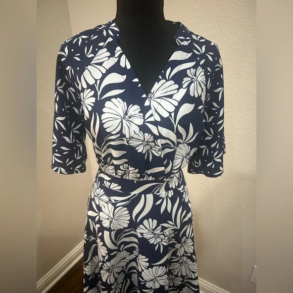 Floral Navy and White Wrap Dress Adrienne Vittadini - Picture 2 of 5